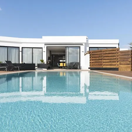ヴィラ In Puerto Del Carmen Sleeps 10 Includes Swimming Pool And Air Con *