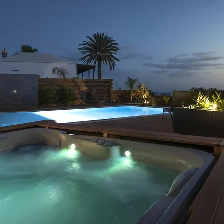 Villa In Puerto Del Carmen Sleeps 10 Includes Swimming Pool And Air Con Puerto del Carmen (Lanzarote)