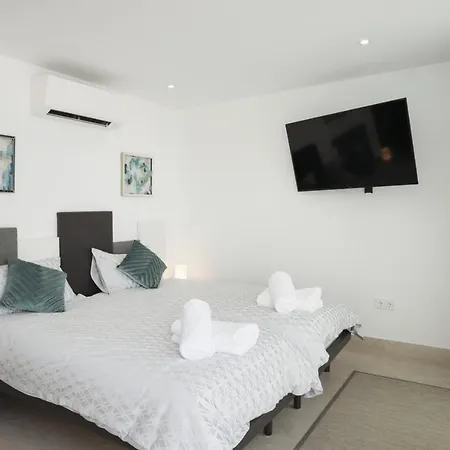 In Puerto Del Carmen Sleeps 10 Includes Swimming Pool And Air Con Villa Puerto del Carmen (Lanzarote)