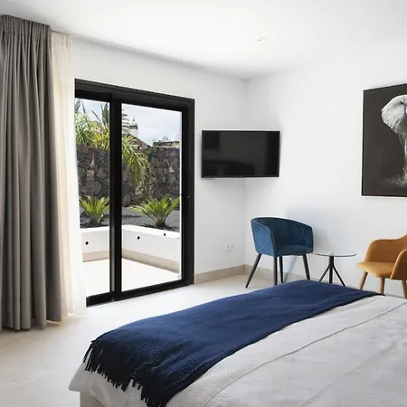 Villa In Puerto Del Carmen Sleeps 10 Includes Swimming Pool And Air Con *