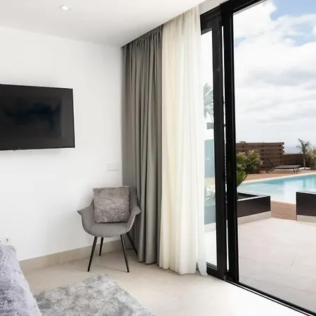 Villa In Puerto Del Carmen Sleeps 10 Includes Swimming Pool And Air Con Puerto del Carmen (Lanzarote)